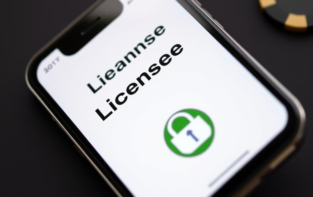 Nærbilde av mobil med låsikon og lisensinformasjon